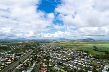 Kasaba üzerinde bulutlu mavi gökyüzü