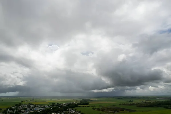 Kasabaya Yaklaşan Fırtınalı Hava Aracı — Stok fotoğraf