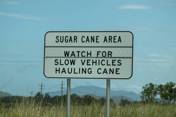 Verkeerstekens Die Waarschuwen Voor Het Suikerrietgebied Opletten Voor Trage Voertuigen — Stockfoto