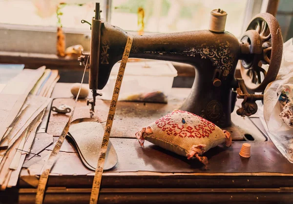 Máquina Costura Vintage Fita Métrica Almofada Pino Casa Familiar Pioneira — Fotografia de Stock