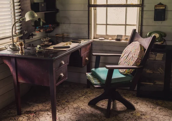 古い先駆的な家族の家の机と椅子を持つ元のオフィスは今歴史の一部 写真時代を再現するための穀物強化 — ストック写真