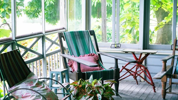 Tarihi Öncü Aile Çiftliğinin Verandasında Dinlenmek Için Rahat Sandalyeler — Stok fotoğraf