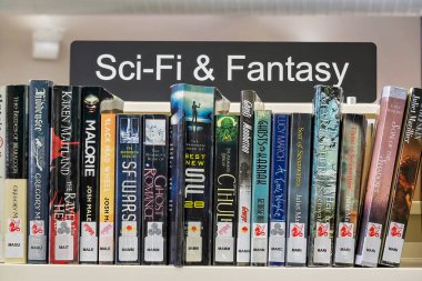 Mackay, Queensland, Avustralya - Kasım 2021: Halkın Gordon White Library 'den ödünç alabileceği bilim kurgu ve fantezi edebiyatı