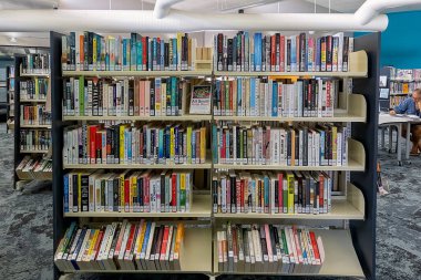 Mackay, Queensland, Avustralya - Kasım 2021: Gordon White Library 'de kitap rafları
