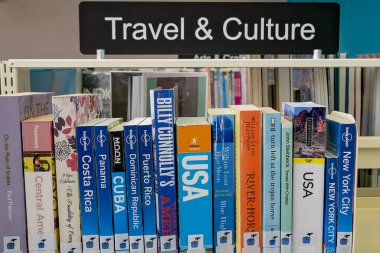 Mackay, Queensland, Avustralya - Kasım 2021: Gordon White Library 'de halkın ödünç alıp okuması için seyahat ve kültür edebiyatı