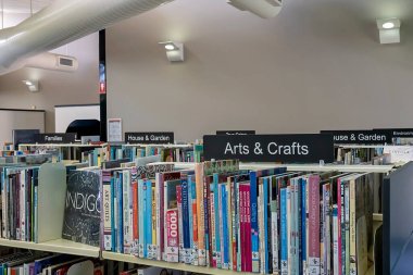Mackay, Queensland, Avustralya - Kasım 2021: Sanat ve el sanatları kitapları ve Gordon White Library 'den ödünç alınabilecek diğer bölümler
