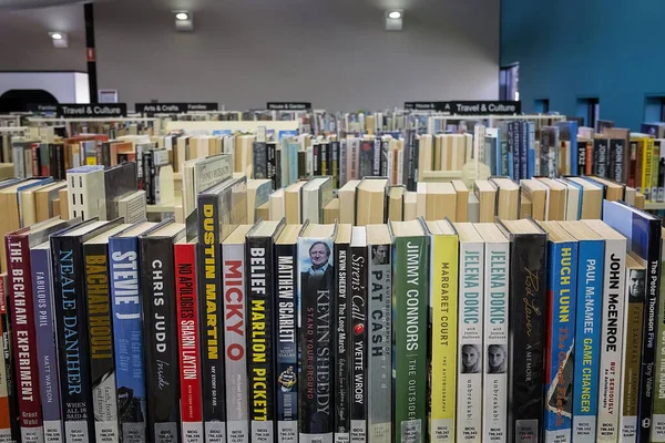 Mackay Queensland Australia November 2021 Bookshelves Literature Available Public Borrow — Stock Photo, Image