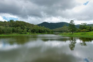 Queensland, Middle Creek Barajı 'nda bulutlu bir gökyüzünün altındaki sakin sular