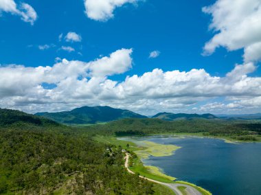 Yüksek perspektifli orman manzarası ve bulutlu mavi gökyüzü eğlence barajı, Kinchant Barajı, Mackay, Queensland, Avustralya