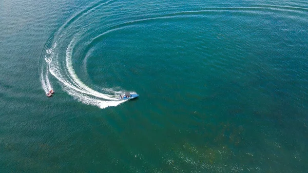 Powerboat Ρυμούλκηση Παιδιά Δύο Φουσκωτά Σωλήνες Κατά Μήκος Ενός Φράγματος — Φωτογραφία Αρχείου