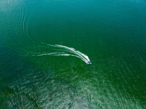 Power Boat Towing Two Children Tubes Surface Dam Sun Shining — Stock Photo, Image