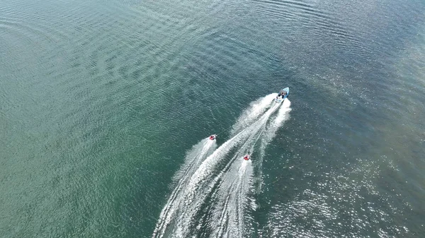 Boot Fährt Über Das Wasser Schleppt Zwei Personen Auf Aufblasbaren — Stockfoto