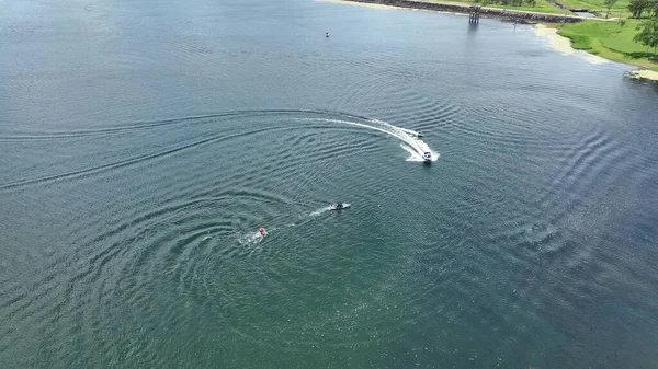 Zwei Motorboote Ziehen Menschen Schlauchbooten Über Das Wasser Eines Staudamms — Stockfoto
