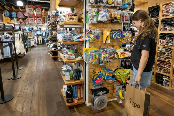 Mackay, Queensland, Avustralya - Aralık 2021: Alışveriş merkezinde aile için Noel hediyesi alan kız