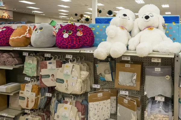 Mackay, Queensland, Avustralya - Aralık 2021: Mağaza raflarında satılık yumuşak oyuncaklar ve bebek aksesuarları