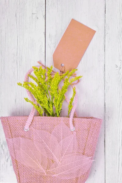 Жовте Зелене Листя Рожевій Сумці Покупок Подарунковою Міткою Плоский Дерев — стокове фото