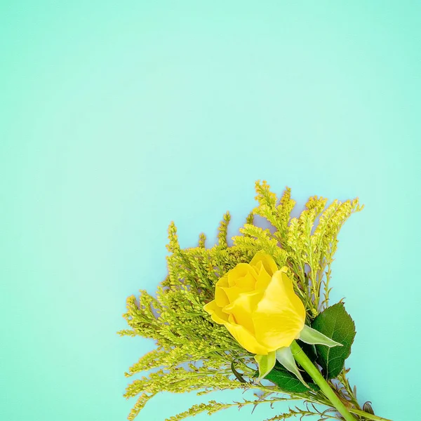 Ramo Rosas Amarillas Tarjeta Felicitación Fondo Azul Verde Claro Con —  Fotos de Stock