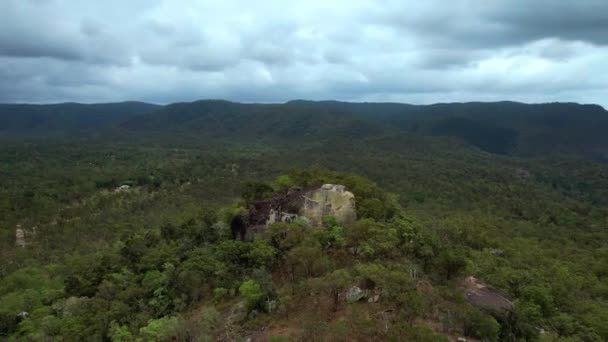Vol Drone Autour Énorme Rocher Sommet Une Montagne — Video