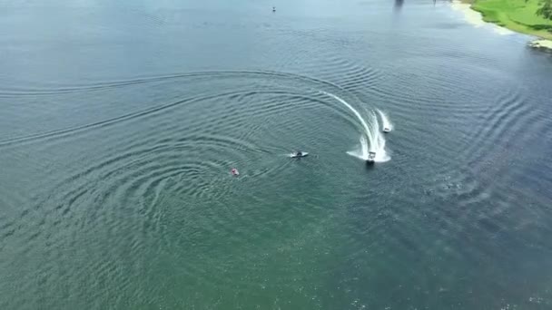 Filmato Aereo Drone Due Persone Tubi Gonfiabili Trainati Attraverso Acqua — Video Stock