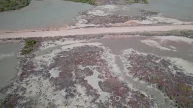 Tuz tepsileri üzerinde drone uçuşu alçak gelgitte yeryüzündeki tüm soyut desenleri gösteriyor.