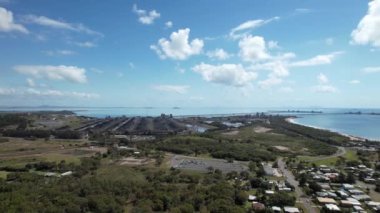 İnsansız hava aracı görüntüleri endüstriyel kömür ihracat terminali ve sahil kenar mahalleleri ve denizler üzerinde.