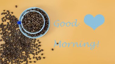 Mavi arka planda kahve çekirdekleri ile çevrili, fincanda dönen kavrulmuş kahve çekirdekleri sineması. Görüntüler metin ile tekrarlanıyor.