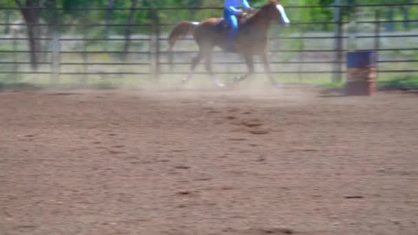 アウトバックでバレルレースイベントに出場する女性乗馬ライダーオーストラリアの国のロデオ — ストック動画