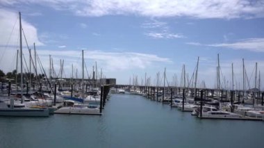 Mackay, Queensland, Avustralya - Eylül 2021 Bulutlu bir günde yat limanında