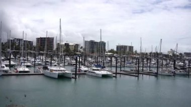Mackay, Queensland, Avustralya - Eylül 2021 Bulutlu bir günde yat limanında