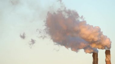 Avustralya şeker kamışı fabrikasında ezme mevsiminde atmosferi kirleten duman bulutları