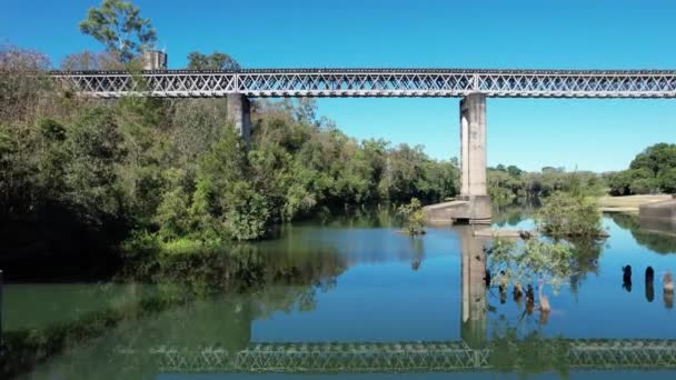 Mackay Bölgesinde Queensland Avustralya Köprünün Altında Üzerinde Uçuşlar — Stok video