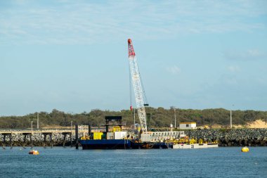 Limandaki gemilere kargo yüklemek için yüzen duba üzerinde turna