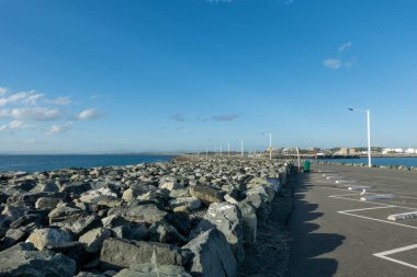 Mackay Marina 'yı havadan koruyan ve tekneler için güvenli bir liman sağlayan kaya duvarı.