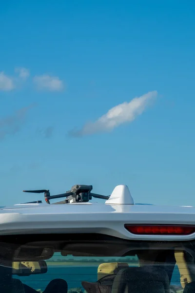 Drone Pronto Decollo Dal Tetto Auto Con Operatore All Interno — Foto Stock