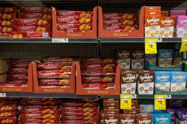 Mackay, Queensland, Avustralya - Aralık 2021: Süpermarket raflarında satılık tatlı bisküviler