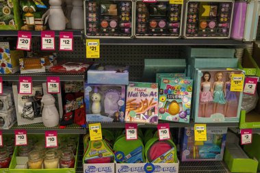 Mackay, Queensland, Avustralya - Aralık 2021: Süpermarket raflarında çocuklara satılık hediyeler