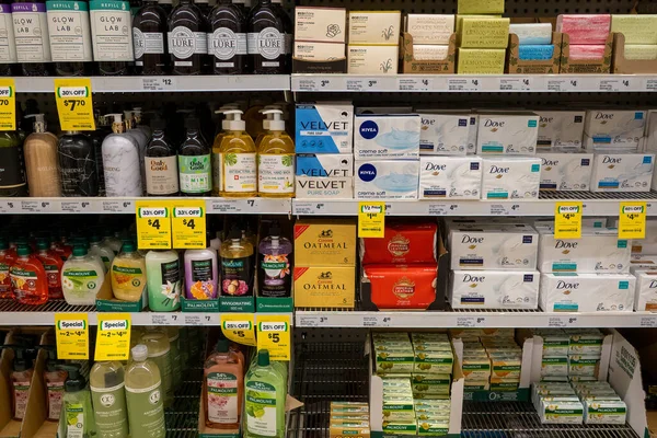 Mackay Queensland Austrália Dezembro 2021 Sabonetes Para Venda Prateleiras Supermercados — Fotografia de Stock