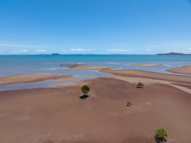 Mavi okyanusa doğru gelgit kumları üzerinde uçan hava.