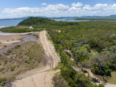 St Helens Sahili Queensland Avustralya 'da deniz seviyesinin altında insansız hava aracı.