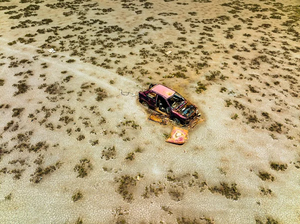 Çamur Çalı Yüzeyi Olan Tuzlu Düzlüklere Bırakılmış Yanmış Pembe Bir — Stok fotoğraf