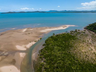 Düşük gelgit ve kumdaki desenlerle bir adaya yapılan küçük tropik kıyı arazisinin insansız hava aracı manzarası.