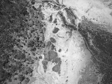 İnsansız hava aracının monotonluğu deniz alçaldığında tuz tavalarının hemen üzerindedir.