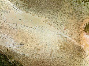 Kıyı tuzu tavalarının üzerindeki drone hava sahası deseni