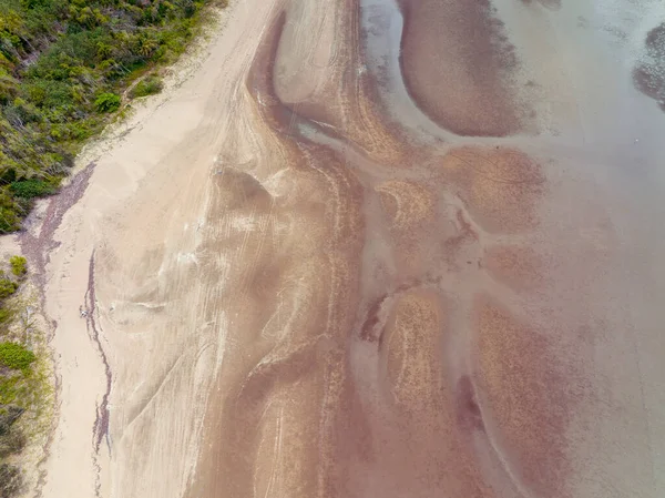 Okyanus tabanındaki kumda desenler alçak gelgitte kumsalda, insansız hava aracı deseninde