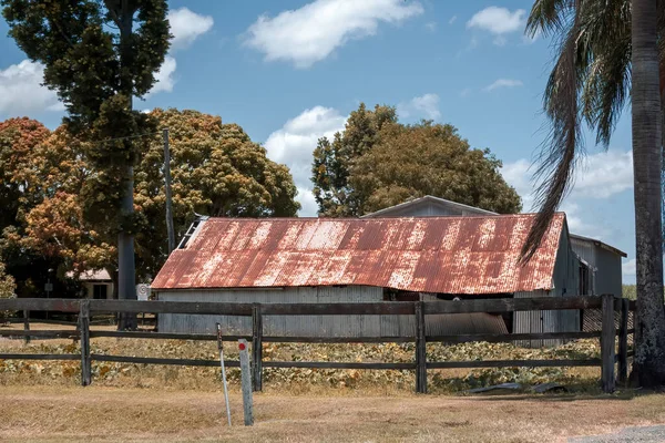 Old Dilapidated Shed Rusted Tin Roof Side Walls Falling — Fotografia de Stock