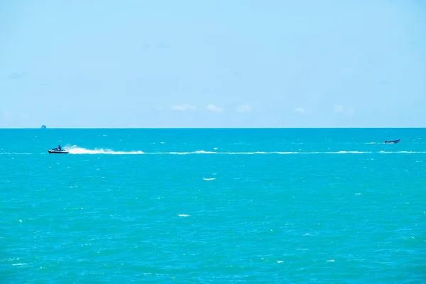 Güneşli Bir Günde Mavi Okyanusta Kayak Yapan Bir Jet Ski — Stok fotoğraf