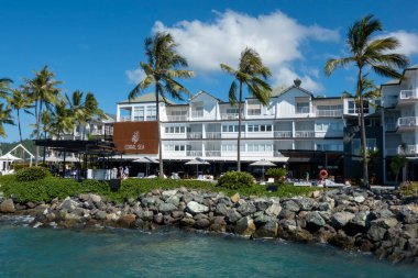Airlie Beach, Queensland, Avustralya - Aralık 2021: Okyanus kıyısındaki Coral Sea Resort Hotel
