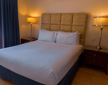 Airlie Beach, Queensland, Avustralya - Aralık 2021: Lüks bir turist otelinin yatak odası