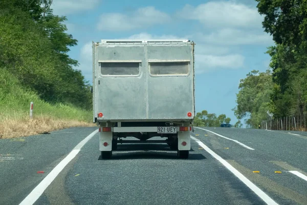 Bruce Highway Proserpine Queensland Australia นวาคม 2021 รถพ วงคาราวานโฮมเมดท นทางโดยทางหลวง — ภาพถ่ายสต็อก