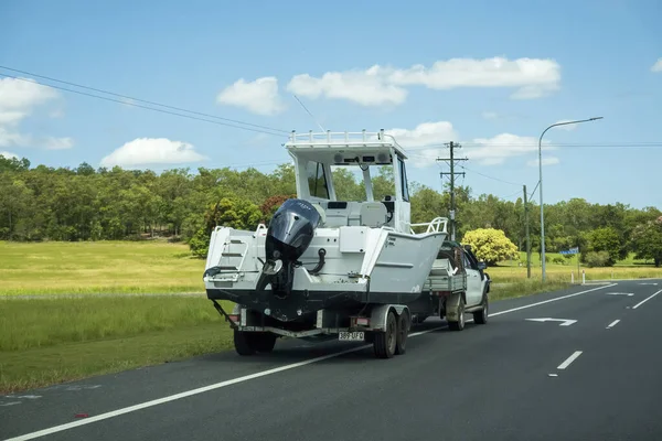 Bruce Highway Proserpine Queensland Australia December 2021 Μηχανοκίνητο Σκάφος Ρυμουλκούμενο — Φωτογραφία Αρχείου